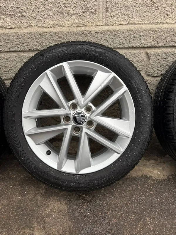 Продам оригинальные диски на летней резине skoda 5x100 r16, стояли на skoda rapid, диски в прекрасном состоянии без ремонтов резина ikon tyres 195/55/16 (50 неделя 24 года) цена 40000₽ +79493348216 📲 tg: дмитрий 📞 звоните: +7(949)3348216 - фотография - 3