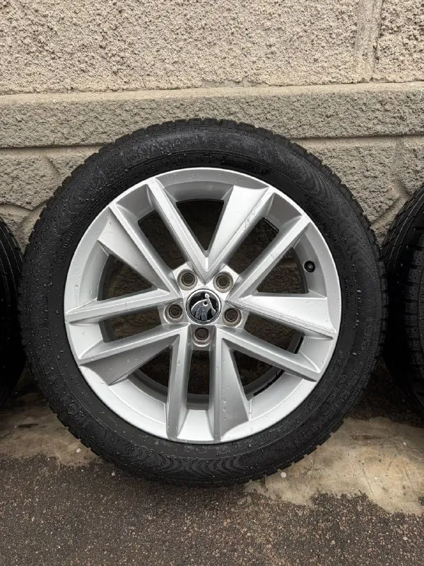 Продам оригинальные диски на летней резине skoda 5x100 r16, стояли на skoda rapid, диски в прекрасном состоянии без ремонтов резина ikon tyres 195/55/16 (50 неделя 24 года) цена 40000₽ +79493348216 📲 tg: дмитрий 📞 звоните: +7(949)3348216 - фотография - 4