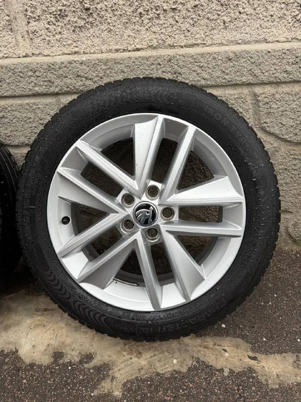 Продам оригинальные диски на летней резине skoda 5x100 r16, стояли на skoda rapid, диски в прекрасном состоянии без ремонтов резина ikon tyres 195/55/16 (50 неделя 24 года) цена 40000₽ +79493348216 📲 tg: дмитрий 📞 звоните: +7(949)3348216 - фотография - 5