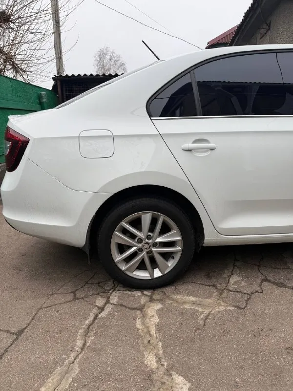 Продам оригинальные диски на летней резине skoda 5x100 r16, стояли на skoda rapid, диски в прекрасном состоянии без ремонтов резина ikon tyres 195/55/16 (50 неделя 24 года) цена 40000₽ +79493348216 📲 tg: дмитрий 📞 звоните: +7(949)3348216 - фотография - 7