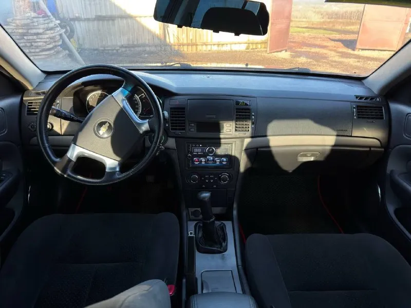 Продам chevrolet epica рестайлинг 2008 года в отличном состоянии. 🔥 2 л бензин. пробег 146743км, родной. двигатель 2,0 бензин. сборка корея. машина эксплуатировалась бережно в семье, обслужена и не требующая вложений. коробка, двигатель, электрика, ходовка всё работает без изъян. стекла оригинал. автомобиль в родной краске, не бита. мягкая подвеска, поглощает все неровности дороги, отличная шумоизоляция, просторный велюровый салон(новой машины). машина на новой летней резине. автомобиль продается в городе снежное. цена 800 000 тысяч. торг в пределах разумного, у капота. ⚡️⚡️⚡️. телефон для связи +7(949)386-76-06 📞 звоните: +7(949)3867606 - фотография - 5