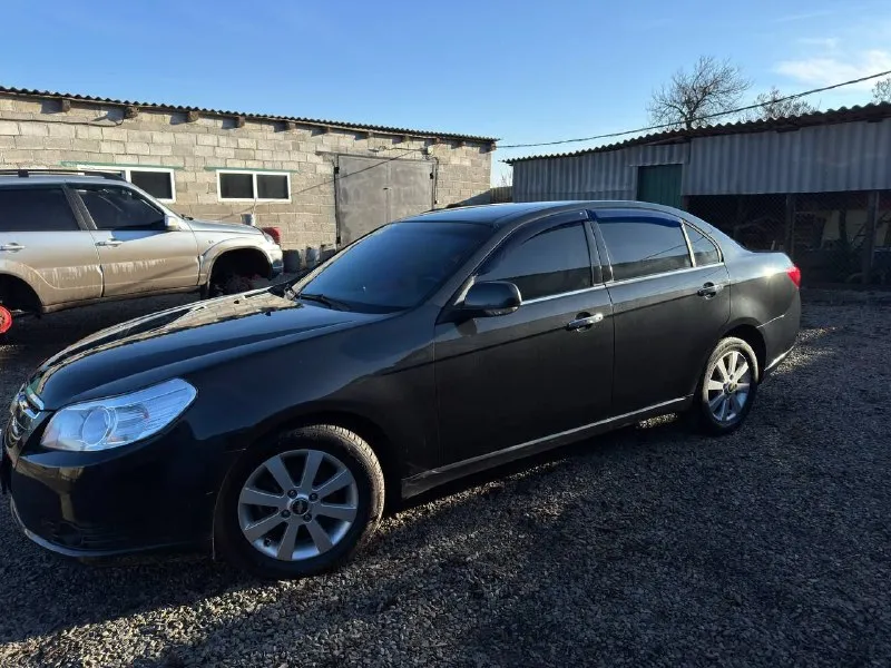 Продам chevrolet epica рестайлинг 2008 года в отличном состоянии. 🔥 2 л бензин. пробег 146743км, родной. двигатель 2,0 бензин. сборка корея. машина эксплуатировалась бережно в семье, обслужена и не требующая вложений. коробка, двигатель, электрика, ходовка всё работает без изъян. стекла оригинал. автомобиль в родной краске, не бита. мягкая подвеска, поглощает все неровности дороги, отличная шумоизоляция, просторный велюровый салон(новой машины). машина на новой летней резине. автомобиль продается в городе снежное. цена 800 000 тысяч. торг в пределах разумного, у капота. ⚡️⚡️⚡️. телефон для связи +7(949)386-76-06 📞 звоните: +7(949)3867606 - фотография - 8