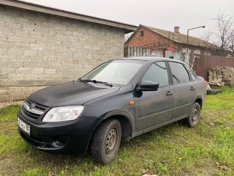 Продам ваз гранта, 2012год хорошем состоянии, двигатель масло не расходует!! акпп переключает как надо, салон чистый не затертый без дыр, машина без вложений сел и катайся цена 450 000 возможен торг у капота т. +79495024353 📲 tg: gennadii 📞 звоните: +7(949)5024353 - фотография - 2