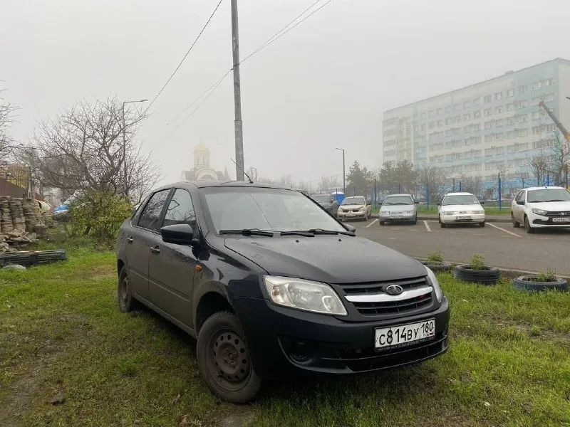 Продам ваз гранта, 2012год хорошем состоянии, двигатель масло не расходует!! акпп переключает как надо, салон чистый не затертый без дыр, машина без вложений сел и катайся цена 450 000 возможен торг у капота т. +79495024353 📲 tg: gennadii 📞 звоните: +7(949)5024353 - фотография - 3