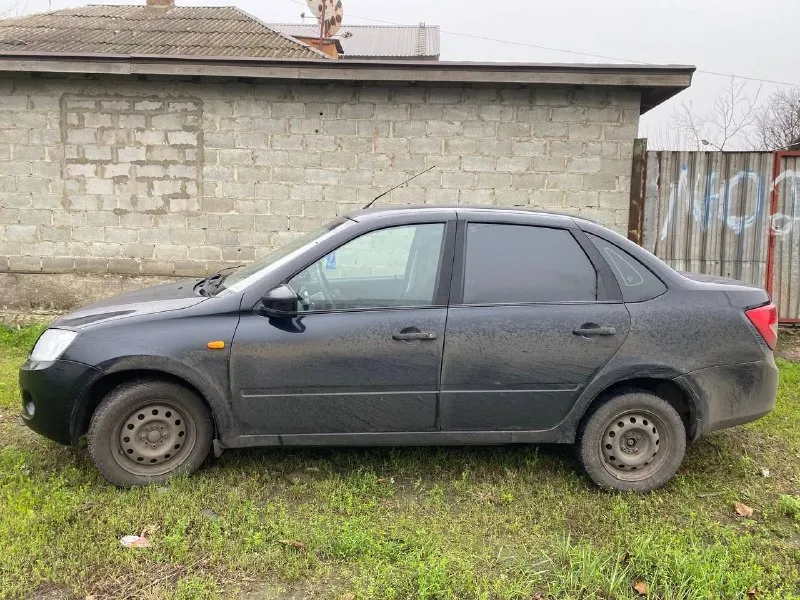 Продам ваз гранта, 2012год хорошем состоянии, двигатель масло не расходует!! акпп переключает как надо, салон чистый не затертый без дыр, машина без вложений сел и катайся цена 450 000 возможен торг у капота т. +79495024353 📲 tg: gennadii 📞 звоните: +7(949)5024353 - фотография - 4