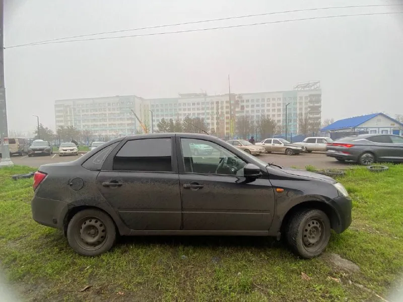 Продам ваз гранта, 2012год хорошем состоянии, двигатель масло не расходует!! акпп переключает как надо, салон чистый не затертый без дыр, машина без вложений сел и катайся цена 450 000 возможен торг у капота т. +79495024353 📲 tg: gennadii 📞 звоните: +7(949)5024353 - фотография - 7