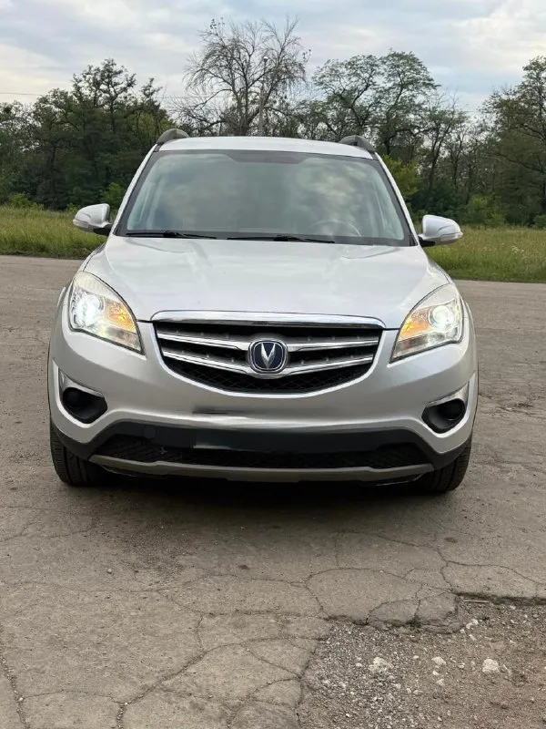 Продам changan cs 35 2014г. (японский классический автомат) 1,6 бензин пробег 140 000 км без дтп двигатель работает ровно, масло, фильтра поменяны. коробка работает в штатном режиме. просторный, высокий и комфортный автомобиль. максимальная комплектация! - парктроники - мультимедиа - кожаный салон и многое другое цена 850 000 рублей. торг! более подробно отвечу по телефону +7 (949) 716-21-73 📞 звоните: +7(949)7162173 - фотография - 9