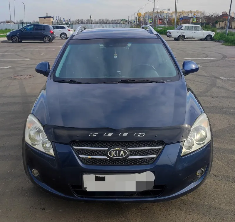 Продам отличный kia ceed. универсал 2009 г. в. пробег 232000км. 2.0 бензин автомат самая надёжная связка. двигатель работает ровно, коробка переключает мягко. ходовка не стучит. кузов ровный без рыжиков и гнили. стекла заводские. салон чистый и опрятный 2 комплекта колёс зима/лето на дисках. очень вместительный багажник. комплектация с климатом, стеклоподъёмники с доводчиками, подогрев сидений, мульти руль, туманки, камера переднего и заднего вида, регистратор, хорошая музыка и многое другое. авто без вложений. оформление в мрэо без проблем. осмотр донецк. цена 720000₽ торг уместен. +79493910310 📞 звоните: +7(949)3910310 - фотография - 2