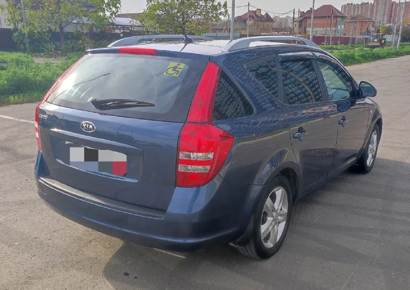 Продам отличный kia ceed. универсал 2009 г. в. пробег 232000км. 2.0 бензин автомат самая надёжная связка. двигатель работает ровно, коробка переключает мягко. ходовка не стучит. кузов ровный без рыжиков и гнили. стекла заводские. салон чистый и опрятный 2 комплекта колёс зима/лето на дисках. очень вместительный багажник. комплектация с климатом, стеклоподъёмники с доводчиками, подогрев сидений, мульти руль, туманки, камера переднего и заднего вида, регистратор, хорошая музыка и многое другое. авто без вложений. оформление в мрэо без проблем. осмотр донецк. цена 720000₽ торг уместен. +79493910310 📞 звоните: +7(949)3910310 - фотография - 4