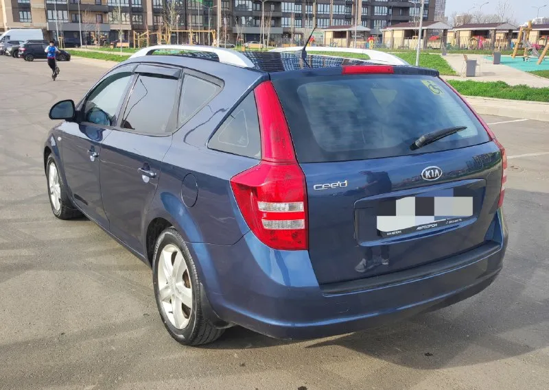 Продам отличный kia ceed. универсал 2009 г. в. пробег 232000км. 2.0 бензин автомат самая надёжная связка. двигатель работает ровно, коробка переключает мягко. ходовка не стучит. кузов ровный без рыжиков и гнили. стекла заводские. салон чистый и опрятный 2 комплекта колёс зима/лето на дисках. очень вместительный багажник. комплектация с климатом, стеклоподъёмники с доводчиками, подогрев сидений, мульти руль, туманки, камера переднего и заднего вида, регистратор, хорошая музыка и многое другое. авто без вложений. оформление в мрэо без проблем. осмотр донецк. цена 720000₽ торг уместен. +79493910310 📞 звоните: +7(949)3910310 - фотография - 5