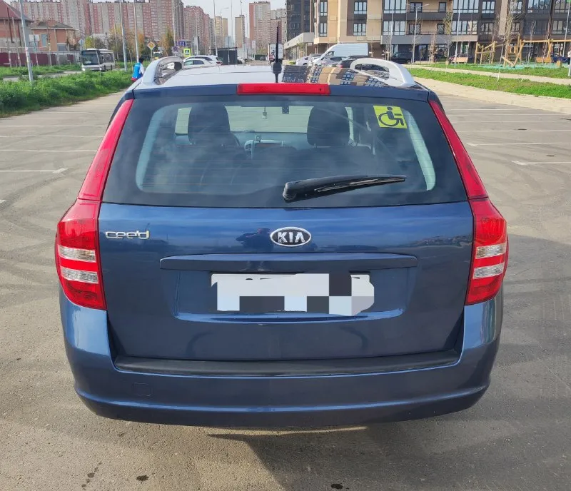 Продам отличный kia ceed. универсал 2009 г. в. пробег 232000км. 2.0 бензин автомат самая надёжная связка. двигатель работает ровно, коробка переключает мягко. ходовка не стучит. кузов ровный без рыжиков и гнили. стекла заводские. салон чистый и опрятный 2 комплекта колёс зима/лето на дисках. очень вместительный багажник. комплектация с климатом, стеклоподъёмники с доводчиками, подогрев сидений, мульти руль, туманки, камера переднего и заднего вида, регистратор, хорошая музыка и многое другое. авто без вложений. оформление в мрэо без проблем. осмотр донецк. цена 720000₽ торг уместен. +79493910310 📞 звоните: +7(949)3910310 - фотография - 6
