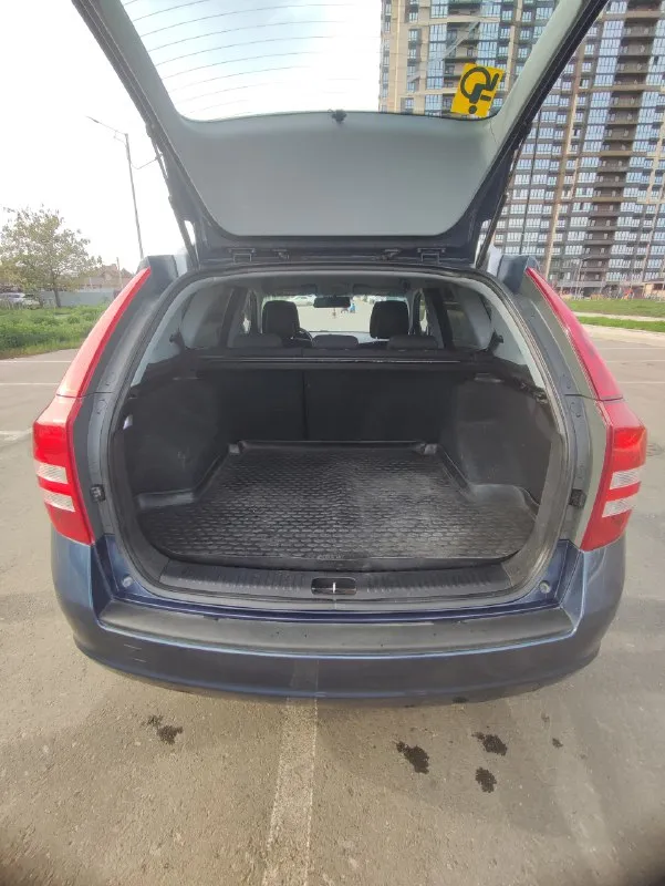 Продам отличный kia ceed. универсал 2009 г. в. пробег 232000км. 2.0 бензин автомат самая надёжная связка. двигатель работает ровно, коробка переключает мягко. ходовка не стучит. кузов ровный без рыжиков и гнили. стекла заводские. салон чистый и опрятный 2 комплекта колёс зима/лето на дисках. очень вместительный багажник. комплектация с климатом, стеклоподъёмники с доводчиками, подогрев сидений, мульти руль, туманки, камера переднего и заднего вида, регистратор, хорошая музыка и многое другое. авто без вложений. оформление в мрэо без проблем. осмотр донецк. цена 720000₽ торг уместен. +79493910310 📞 звоните: +7(949)3910310 - фотография - 7