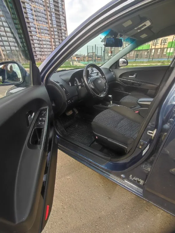 Продам отличный kia ceed. универсал 2009 г. в. пробег 232000км. 2.0 бензин автомат самая надёжная связка. двигатель работает ровно, коробка переключает мягко. ходовка не стучит. кузов ровный без рыжиков и гнили. стекла заводские. салон чистый и опрятный 2 комплекта колёс зима/лето на дисках. очень вместительный багажник. комплектация с климатом, стеклоподъёмники с доводчиками, подогрев сидений, мульти руль, туманки, камера переднего и заднего вида, регистратор, хорошая музыка и многое другое. авто без вложений. оформление в мрэо без проблем. осмотр донецк. цена 720000₽ торг уместен. +79493910310 📞 звоните: +7(949)3910310 - фотография - 8