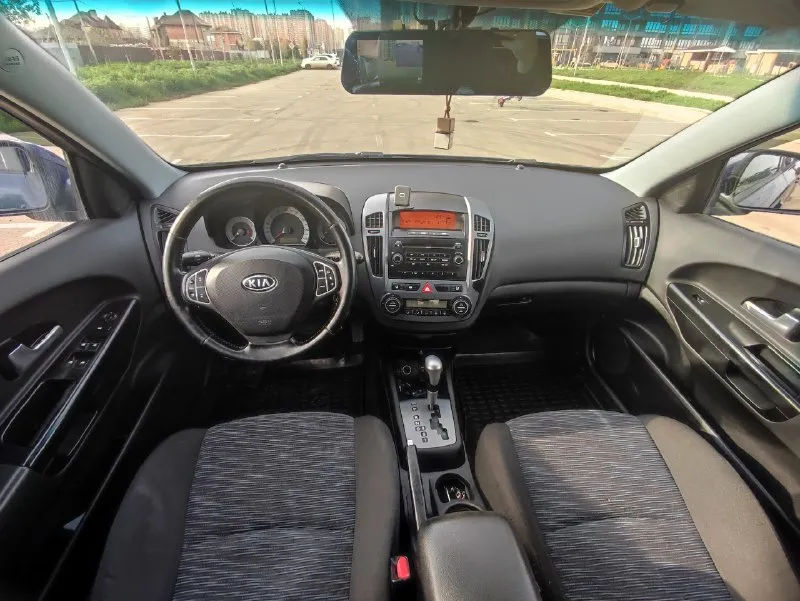 Продам отличный kia ceed. универсал 2009 г. в. пробег 232000км. 2.0 бензин автомат самая надёжная связка. двигатель работает ровно, коробка переключает мягко. ходовка не стучит. кузов ровный без рыжиков и гнили. стекла заводские. салон чистый и опрятный 2 комплекта колёс зима/лето на дисках. очень вместительный багажник. комплектация с климатом, стеклоподъёмники с доводчиками, подогрев сидений, мульти руль, туманки, камера переднего и заднего вида, регистратор, хорошая музыка и многое другое. авто без вложений. оформление в мрэо без проблем. осмотр донецк. цена 720000₽ торг уместен. +79493910310 📞 звоните: +7(949)3910310 - фотография - 9