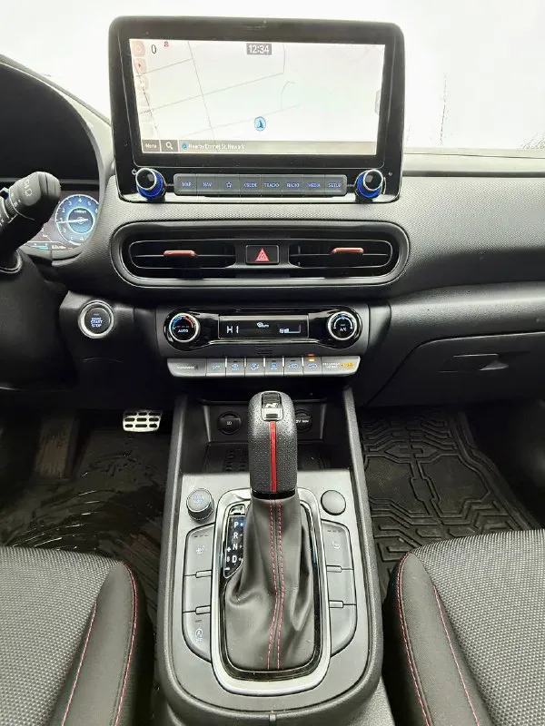 Hyundai kona n line год : 2022 месяц 11 двигатель : 1.6 турбо бензин⛽️ лошадиных сил: 195 🚀 привод : передний пробег : 62 тысячи километров коробка : автомат 🔥 диски : r 18 резина : goodyear лето 🌞 цвет : нардогрей комплектация: люк, подогревы сидений датчики слепых зон, без ключевой доступ, датчик давления в шинах, датчик дождя, датчик света, помощь при спускание с горы, жидкокристаллическая приборная понель, большая мульт медиа, штатная навигация 🗺️, климат контроль, круиз контроль, заводится с кнопки и пульта, различные режимы езды для двигателя и коробки, мульти руль, помощь в подруливание, система старт / стоп, электро регулировка сидений, линзовая оптика так как ( n line )это доп обвес черный потолок, черный пластик красная строчка по солону, другой руль и рукоятка кпп передний и задний бампер накладки на пороги и двери, диски в стиле - n line цена : 2.800 🍋 донецк александр +7 (949) 392-66-28 - фотография - 8