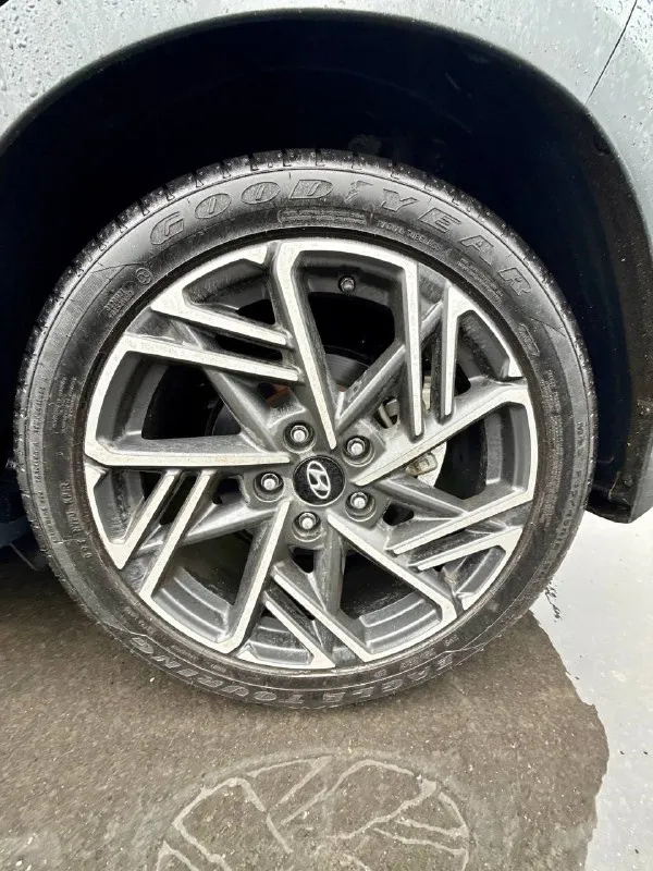 Hyundai kona n line год : 2022 месяц 11 двигатель : 1.6 турбо бензин⛽️ лошадиных сил: 195 🚀 привод : передний пробег : 62 тысячи километров коробка : автомат 🔥 диски : r 18 резина : goodyear лето 🌞 цвет : нардогрей комплектация: люк, подогревы сидений датчики слепых зон, без ключевой доступ, датчик давления в шинах, датчик дождя, датчик света, помощь при спускание с горы, жидкокристаллическая приборная понель, большая мульт медиа, штатная навигация 🗺️, климат контроль, круиз контроль, заводится с кнопки и пульта, различные режимы езды для двигателя и коробки, мульти руль, помощь в подруливание, система старт / стоп, электро регулировка сидений, линзовая оптика так как ( n line )это доп обвес черный потолок, черный пластик красная строчка по солону, другой руль и рукоятка кпп передний и задний бампер накладки на пороги и двери, диски в стиле - n line цена : 2.800 🍋 донецк александр +7 (949) 392-66-28 📞 звоните: +7(949)3926628 - фотография - 10