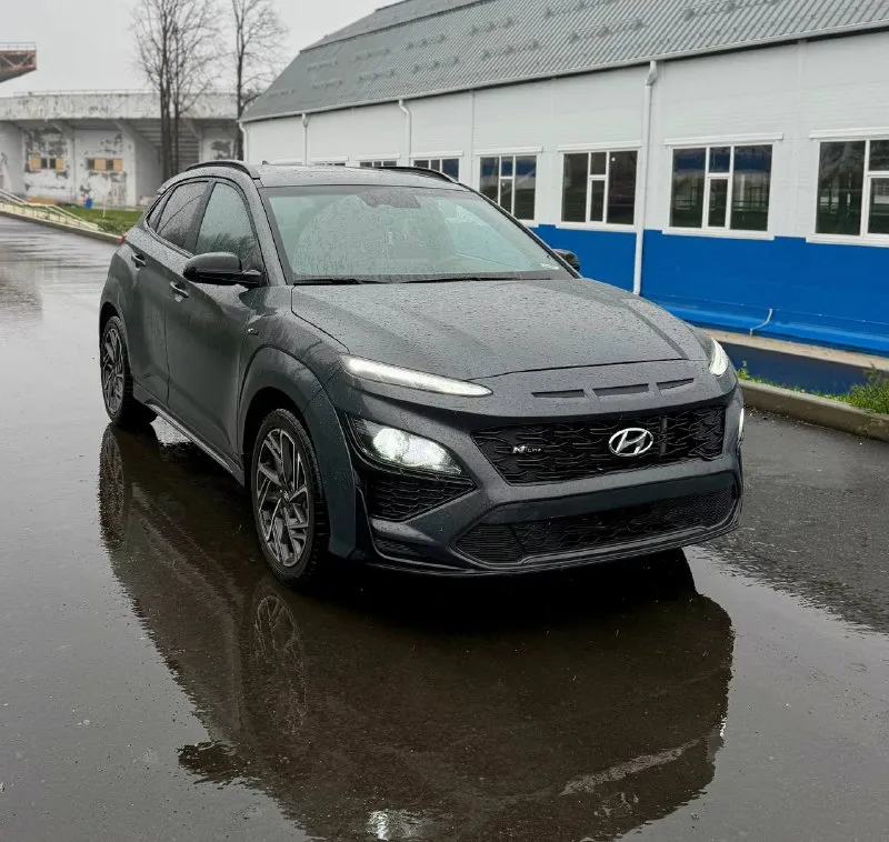 Hyundai kona n line год : 2022 месяц 11 двигатель : 1.6 турбо бензин⛽️ лошадиных сил: 195 🚀 привод : передний пробег : 62 тысячи километров коробка : автомат 🔥 диски : r 18 резина : goodyear лето 🌞 цвет : нардогрей комплектация: люк, подогревы сидений датчики слепых зон, без ключевой доступ, датчик давления в шинах, датчик дождя, датчик света, помощь при спускание с горы, жидкокристаллическая приборная понель, большая мульт медиа, штатная навигация 🗺️, климат контроль, круиз контроль, заводится с кнопки и пульта, различные режимы езды для двигателя и коробки, мульти руль, помощь в подруливание, система старт / стоп, электро регулировка сидений, линзовая оптика так как ( n line )это доп обвес черный потолок, черный пластик красная строчка по солону, другой руль и рукоятка кпп передний и задний бампер накладки на пороги и двери, диски в стиле - n line цена : 2.800 🍋 донецк александр +7 (949) 392-66-28 📞 звоните: +7(949)3926628 - фотография - 2