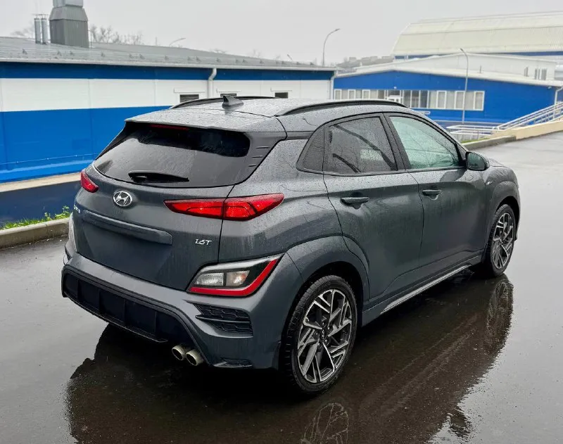 Hyundai kona n line год : 2022 месяц 11 двигатель : 1.6 турбо бензин⛽️ лошадиных сил: 195 🚀 привод : передний пробег : 62 тысячи километров коробка : автомат 🔥 диски : r 18 резина : goodyear лето 🌞 цвет : нардогрей комплектация: люк, подогревы сидений датчики слепых зон, без ключевой доступ, датчик давления в шинах, датчик дождя, датчик света, помощь при спускание с горы, жидкокристаллическая приборная понель, большая мульт медиа, штатная навигация 🗺️, климат контроль, круиз контроль, заводится с кнопки и пульта, различные режимы езды для двигателя и коробки, мульти руль, помощь в подруливание, система старт / стоп, электро регулировка сидений, линзовая оптика так как ( n line )это доп обвес черный потолок, черный пластик красная строчка по солону, другой руль и рукоятка кпп передний и задний бампер накладки на пороги и двери, диски в стиле - n line цена : 2.800 🍋 донецк александр +7 (949) 392-66-28 📞 звоните: +7(949)3926628 - фотография - 3