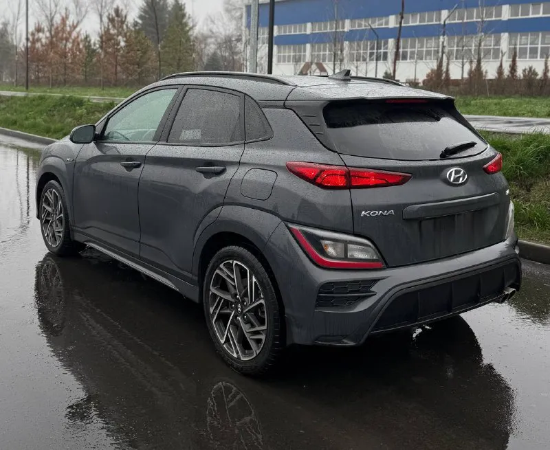 Hyundai kona n line год : 2022 месяц 11 двигатель : 1.6 турбо бензин⛽️ лошадиных сил: 195 🚀 привод : передний пробег : 62 тысячи километров коробка : автомат 🔥 диски : r 18 резина : goodyear лето 🌞 цвет : нардогрей комплектация: люк, подогревы сидений датчики слепых зон, без ключевой доступ, датчик давления в шинах, датчик дождя, датчик света, помощь при спускание с горы, жидкокристаллическая приборная понель, большая мульт медиа, штатная навигация 🗺️, климат контроль, круиз контроль, заводится с кнопки и пульта, различные режимы езды для двигателя и коробки, мульти руль, помощь в подруливание, система старт / стоп, электро регулировка сидений, линзовая оптика так как ( n line )это доп обвес черный потолок, черный пластик красная строчка по солону, другой руль и рукоятка кпп передний и задний бампер накладки на пороги и двери, диски в стиле - n line цена : 2.800 🍋 донецк александр +7 (949) 392-66-28 📞 звоните: +7(949)3926628 - фотография - 4
