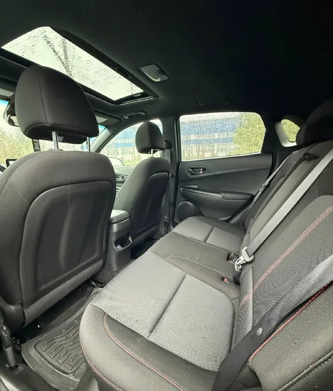 Hyundai kona n line год : 2022 месяц 11 двигатель : 1.6 турбо бензин⛽️ лошадиных сил: 195 🚀 привод : передний пробег : 62 тысячи километров коробка : автомат 🔥 диски : r 18 резина : goodyear лето 🌞 цвет : нардогрей комплектация: люк, подогревы сидений датчики слепых зон, без ключевой доступ, датчик давления в шинах, датчик дождя, датчик света, помощь при спускание с горы, жидкокристаллическая приборная понель, большая мульт медиа, штатная навигация 🗺️, климат контроль, круиз контроль, заводится с кнопки и пульта, различные режимы езды для двигателя и коробки, мульти руль, помощь в подруливание, система старт / стоп, электро регулировка сидений, линзовая оптика так как ( n line )это доп обвес черный потолок, черный пластик красная строчка по солону, другой руль и рукоятка кпп передний и задний бампер накладки на пороги и двери, диски в стиле - n line цена : 2.800 🍋 донецк александр +7 (949) 392-66-28 📞 звоните: +7(949)3926628 - фотография - 5