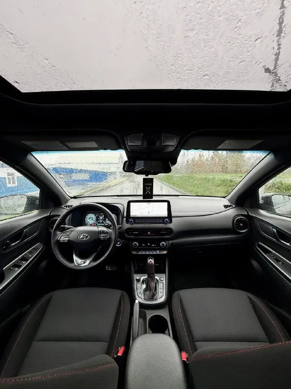 Hyundai kona n line год : 2022 месяц 11 двигатель : 1.6 турбо бензин⛽️ лошадиных сил: 195 🚀 привод : передний пробег : 62 тысячи километров коробка : автомат 🔥 диски : r 18 резина : goodyear лето 🌞 цвет : нардогрей комплектация: люк, подогревы сидений датчики слепых зон, без ключевой доступ, датчик давления в шинах, датчик дождя, датчик света, помощь при спускание с горы, жидкокристаллическая приборная понель, большая мульт медиа, штатная навигация 🗺️, климат контроль, круиз контроль, заводится с кнопки и пульта, различные режимы езды для двигателя и коробки, мульти руль, помощь в подруливание, система старт / стоп, электро регулировка сидений, линзовая оптика так как ( n line )это доп обвес черный потолок, черный пластик красная строчка по солону, другой руль и рукоятка кпп передний и задний бампер накладки на пороги и двери, диски в стиле - n line цена : 2.800 🍋 донецк александр +7 (949) 392-66-28 📞 звоните: +7(949)3926628 - фотография - 6