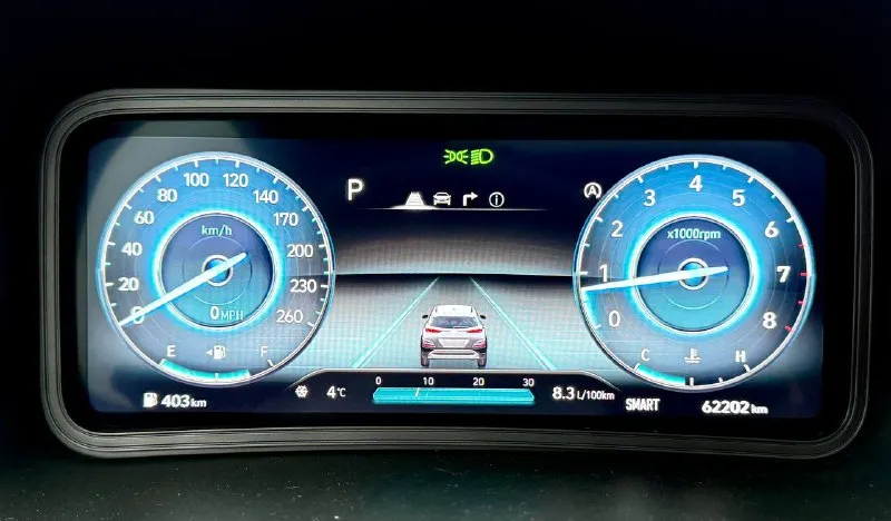 Hyundai kona n line год : 2022 месяц 11 двигатель : 1.6 турбо бензин⛽️ лошадиных сил: 195 🚀 привод : передний пробег : 62 тысячи километров коробка : автомат 🔥 диски : r 18 резина : goodyear лето 🌞 цвет : нардогрей комплектация: люк, подогревы сидений датчики слепых зон, без ключевой доступ, датчик давления в шинах, датчик дождя, датчик света, помощь при спускание с горы, жидкокристаллическая приборная понель, большая мульт медиа, штатная навигация 🗺️, климат контроль, круиз контроль, заводится с кнопки и пульта, различные режимы езды для двигателя и коробки, мульти руль, помощь в подруливание, система старт / стоп, электро регулировка сидений, линзовая оптика так как ( n line )это доп обвес черный потолок, черный пластик красная строчка по солону, другой руль и рукоятка кпп передний и задний бампер накладки на пороги и двери, диски в стиле - n line цена : 2.800 🍋 донецк александр +7 (949) 392-66-28 📞 звоните: +7(949)3926628 - фотография - 8