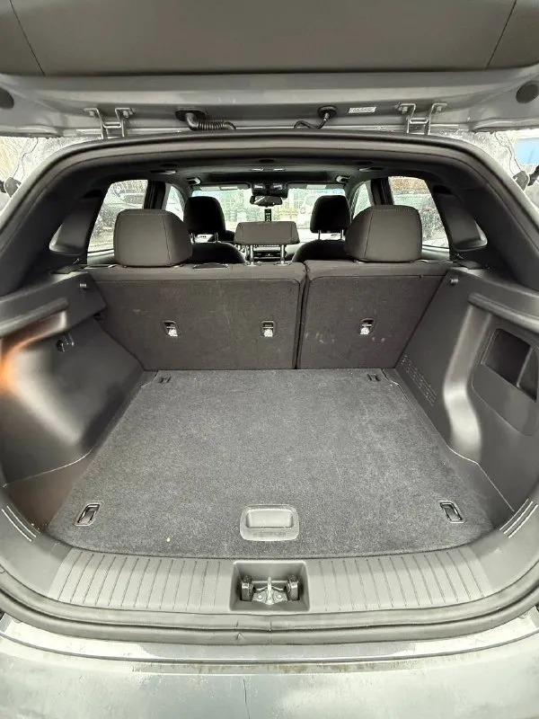 Hyundai kona n line год : 2022 месяц 11 двигатель : 1.6 турбо бензин⛽️ лошадиных сил: 195 🚀 привод : передний пробег : 62 тысячи километров коробка : автомат 🔥 диски : r 18 резина : goodyear лето 🌞 цвет : нардогрей комплектация: люк, подогревы сидений датчики слепых зон, без ключевой доступ, датчик давления в шинах, датчик дождя, датчик света, помощь при спускание с горы, жидкокристаллическая приборная понель, большая мульт медиа, штатная навигация 🗺️, климат контроль, круиз контроль, заводится с кнопки и пульта, различные режимы езды для двигателя и коробки, мульти руль, помощь в подруливание, система старт / стоп, электро регулировка сидений, линзовая оптика так как ( n line )это доп обвес черный потолок, черный пластик красная строчка по солону, другой руль и рукоятка кпп передний и задний бампер накладки на пороги и двери, диски в стиле - n line цена : 2.800 🍋 донецк александр +7 (949) 392-66-28 📞 звоните: +7(949)3926628 - фотография - 9