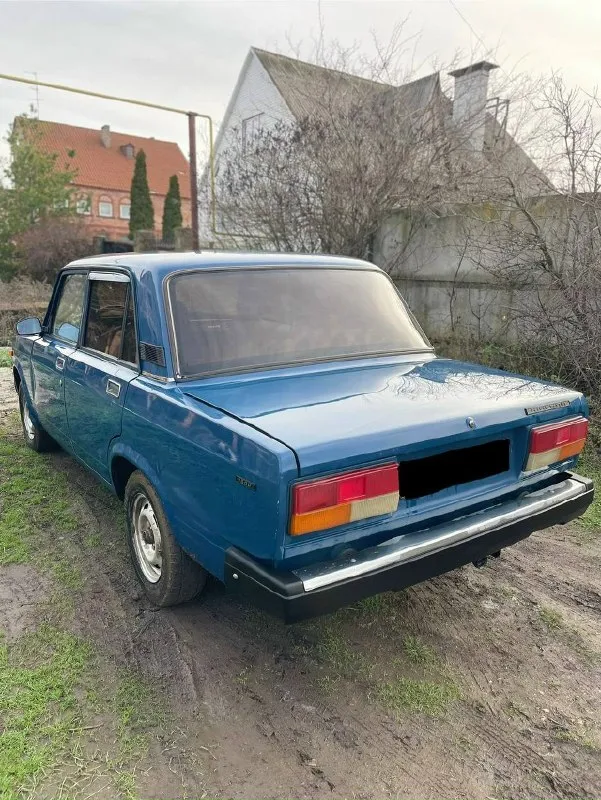 Продам ваз 2107 2005г. в автомобиль в одних руках, с 2013г. 1 хозяин ! до этого только авто салон. цена 💰225.000тыс. руб торг❗ в хорошем состоянии, обслуживалась всегда вовремя и достойно, делалось все для себя. мотор масло не кушает, работаем тихо, ровно. стоит новый бензонасос, новые свечи и масло поменял 1000км назад. техническая часть в идеале, коробка 5-ти ступка не хрустит не выбивает. кузов практически весь заводском окрасе, небыло ни одного дтп, ничего не варилось не снималось полностью обработаны изнутри, пороги/крылья/низа дверей багажник, гнили и ржавчины нет нигде. дно полностью обработано. очень красивый цвет. стекла все заводские включая лобовое. салон чистый опрятный, сиденье не продавлены, работает каждая кнопка и лампочка. по ходовой все супер ни каких скрипов, стуков, состоянии просто огонь. дно в заводском состоянии!!! печка дует. стоит новый аккумулятор на гарантии. в комплекте с машиной отдаю 2-й комплект новой зимней резины на штапах, и небольшую ку 📞 звоните: +7(949)3834231 - фотография - 3