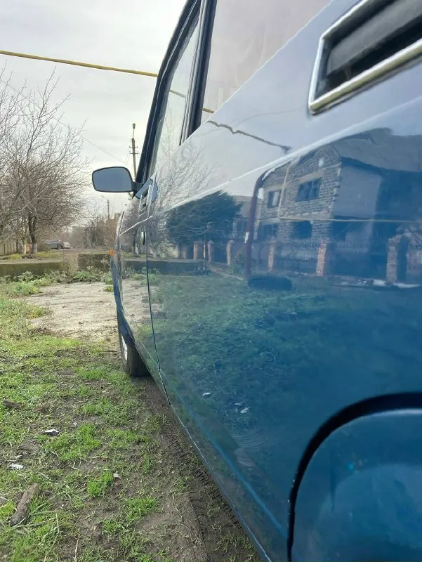 Продам ваз 2107 2005г. в автомобиль в одних руках, с 2013г. 1 хозяин ! до этого только авто салон. цена 💰225.000тыс. руб торг❗ в хорошем состоянии, обслуживалась всегда вовремя и достойно, делалось все для себя. мотор масло не кушает, работаем тихо, ровно. стоит новый бензонасос, новые свечи и масло поменял 1000км назад. техническая часть в идеале, коробка 5-ти ступка не хрустит не выбивает. кузов практически весь заводском окрасе, небыло ни одного дтп, ничего не варилось не снималось полностью обработаны изнутри, пороги/крылья/низа дверей багажник, гнили и ржавчины нет нигде. дно полностью обработано. очень красивый цвет. стекла все заводские включая лобовое. салон чистый опрятный, сиденье не продавлены, работает каждая кнопка и лампочка. по ходовой все супер ни каких скрипов, стуков, состоянии просто огонь. дно в заводском состоянии!!! печка дует. стоит новый аккумулятор на гарантии. в комплекте с машиной отдаю 2-й комплект новой зимней резины на штапах, и небольшую ку 📞 звоните: +7(949)3834231 - фотография - 4