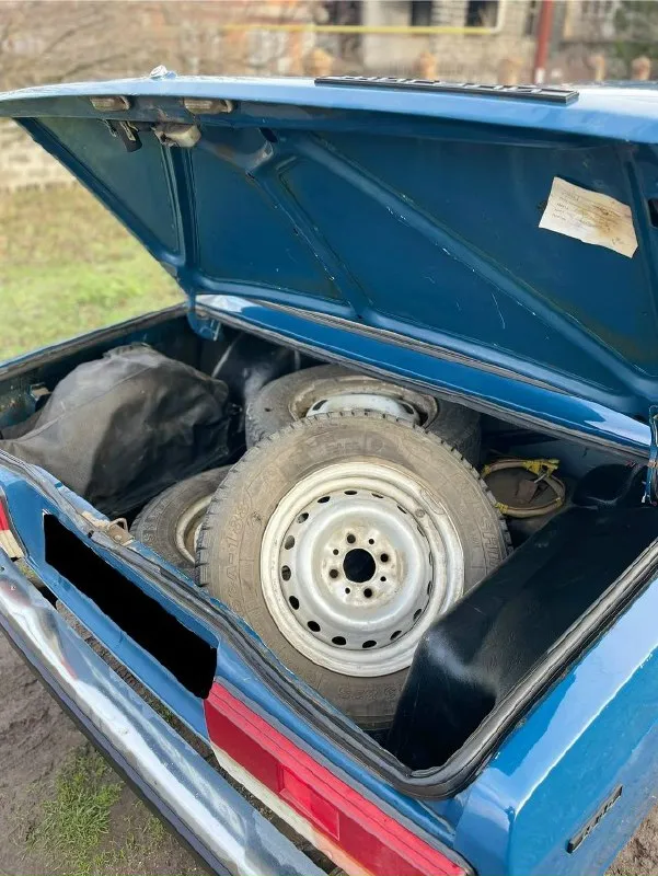 Продам ваз 2107 2005г. в автомобиль в одних руках, с 2013г. 1 хозяин ! до этого только авто салон. цена 💰225.000тыс. руб торг❗ в хорошем состоянии, обслуживалась всегда вовремя и достойно, делалось все для себя. мотор масло не кушает, работаем тихо, ровно. стоит новый бензонасос, новые свечи и масло поменял 1000км назад. техническая часть в идеале, коробка 5-ти ступка не хрустит не выбивает. кузов практически весь заводском окрасе, небыло ни одного дтп, ничего не варилось не снималось полностью обработаны изнутри, пороги/крылья/низа дверей багажник, гнили и ржавчины нет нигде. дно полностью обработано. очень красивый цвет. стекла все заводские включая лобовое. салон чистый опрятный, сиденье не продавлены, работает каждая кнопка и лампочка. по ходовой все супер ни каких скрипов, стуков, состоянии просто огонь. дно в заводском состоянии!!! печка дует. стоит новый аккумулятор на гарантии. в комплекте с машиной отдаю 2-й комплект новой зимней резины на штапах, и небольшую ку 📞 звоните: +7(949)3834231 - фотография - 8