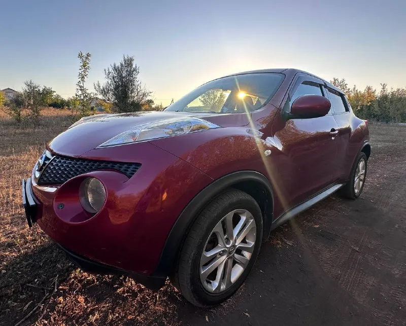 Продам nissan juke 2012 год 1,6. отличная машина, легко управлять. 159000 км пробега. я владелец, полное переоформление в мрэо. и вариатор обслуживаются вовремя - работают идеально. за время эксплуатации автомобиля не произошло ни одного дтп. богатая комплектация: климат -контроль, подогрев сидений, подогрев зеркал, ухоженный салон. состояние идеальное. два комплекта резины, два ключа. цена 1м 200 тысяч рублей. +79493644129 территориально в горловке, сможем привезти на осмотр в другой город. 📲 tg: @dariapeeva 📞 звоните: +7(949)3644129 - фотография - 3