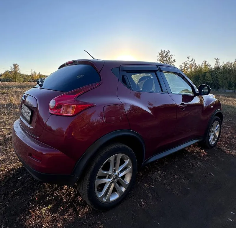 Продам nissan juke 2012 год 1,6. отличная машина, легко управлять. 159000 км пробега. я владелец, полное переоформление в мрэо. и вариатор обслуживаются вовремя - работают идеально. за время эксплуатации автомобиля не произошло ни одного дтп. богатая комплектация: климат -контроль, подогрев сидений, подогрев зеркал, ухоженный салон. состояние идеальное. два комплекта резины, два ключа. цена 1м 200 тысяч рублей. +79493644129 территориально в горловке, сможем привезти на осмотр в другой город. 📲 tg: @dariapeeva 📞 звоните: +7(949)3644129 - фотография - 4