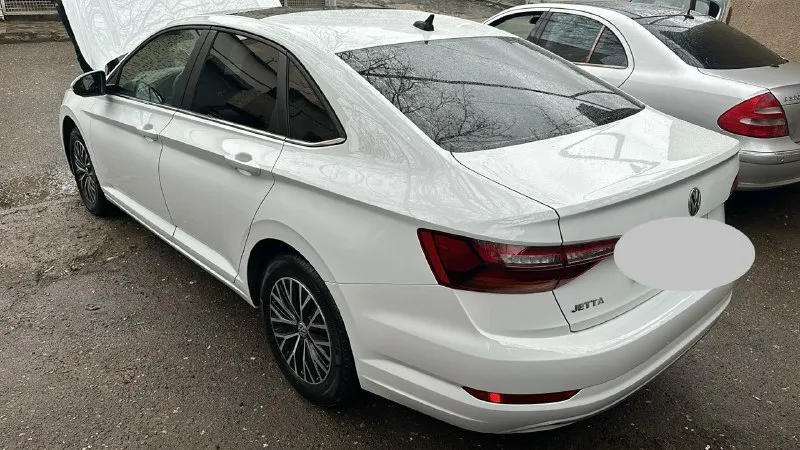 Продам volkswagen jetta sel 2019 года выпуска на надёжном и экономном моторе 1.4т литра. мотор в отличнейшем состоянии, работает превосходно автоматическая коробка asian не dsg переключения передач в идеальном состоянии. передачи переключает мягко и плавно, без пинков и рывков ходовая часть в полнейшем порядке, ничего не гремит и не стучит кузов автомобиля весь ровный и красивый, без рыжиков и сколов. имеет красивый, родной, насыщенный цвет комплектация sel: подогревы сидений, электро-стеклоподъёмники, панорамная крыша, 2-х зонный климат-контроль, круиз-контроль с адаптацией, удержание полосы, 4 видов режимов езды, датчики света и дождя, камера заднего вида и парктроники, слепые зоны, премиальная аудиосистема beatsaudio, carplay, настраиваемая подсветка салона и много других функций автомобиль полностью обслуженный и ухоженный, без вложений. в жизни выглядит ещё лучше, чем на фото юридически полностью чистый, любой вид переоформления цена: 2🍋₽, возможен торг реальному по 📞 звоните: +7(949)4089262 - фотография - 2