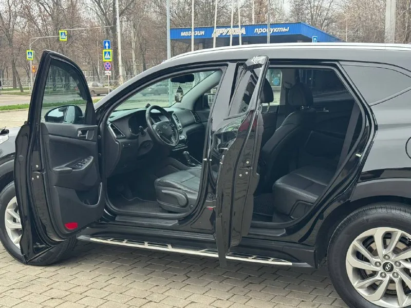 Hyundai tucson официал эксплуатация 2017 года двигатель 2.0 бензин коробка автомат 4wd ( полный привод) пробег родной 148 тыс. км автомобиль в хорошем состоянии, без дтп ! весь в заводском окрасе !!! машина вся обслужена от а до я не какого вложения не требует ! максимальная комплектация, бесключевой доступ (start-stop) кожаный салон, роздельный климат-контроль, круиз-контроль, датчики света, и дождя, подогрев зеркал, стекл, подогревы всех сидений, полный электропакет, многофункциональная магнитола, громкая связь, управление на руле, парктроники, камера заднего вида, и многое другое. с документами полный порядок, могу присутствовать в мрэо для полного переоформления на вас ! г. донецк цена 1.865 тыс. ₽ звоните остальное по тел. +79494006792 - фотография - 8