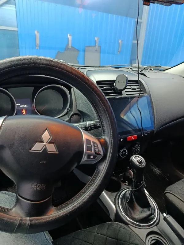 Mitsubishi asx🔴 японский кроссовер 2⃣0⃣1⃣3⃣с механической коробкой передач, передний привод, двигатель 1,6 л. , 116 л/с. оригинальный пробег 203455 ✅ комплектация: стеклоподъемники передние и задние, электро-регулировка зеркал, обогрев сидений, литые легкосплавные диски на зимней шиповоной резине. надежный и экономичный автомобиль для повседневной езды. расход от 6 л100 км круиз контроль, секретка для угона авто, мультимедийный экран, хорошая мультимедийная акустика. состояние на 4+ ходовая в круг новая, двигатель без нареканий, коробка без проблем. по кузову нужно приложить руки, машина после арт-обстрела, важные части кузова были заменены, нужно покрасить. по электрике все работает, кроме ремней безопасности, их нужно разблокировать, и заменить одну подушку безопасности, последствия обстрела. все косяки покажем, расскажем, ничего не скрываем. на просмотры в соседние города не катаюсь. продажа в городе донецк. цена:950 000 + торг так же возможен обмен в обе стороны. телефон для связи: +79494835279 - фотография - 6