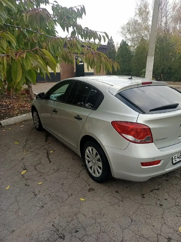 Продам шевроле круз 2012 года выпуска мотор 1.6, кпп механика (самая надёжная связка) пробег 202 тыс. км кузов в отличном состоянии (гнили, рыжья нет) салон ухоженный, работает каждая кнопочка авто в состоянии сел и поехал цена: 730 тыс. торг строго у капота машина находится в харцызске тел: +79496008781 - фотография - 2