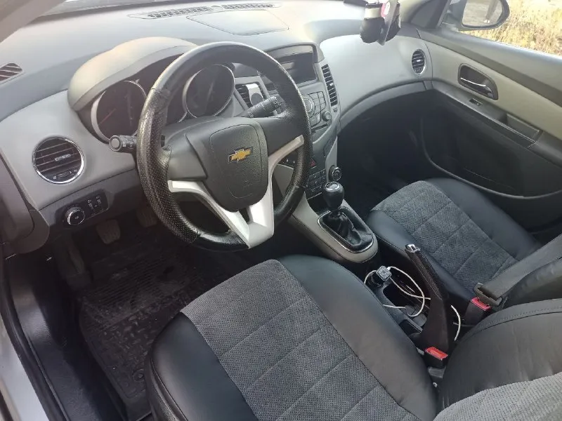 Продам шевроле круз 2012 года выпуска мотор 1.6, кпп механика (самая надёжная связка) пробег 202 тыс. км кузов в отличном состоянии (гнили, рыжья нет) салон ухоженный, работает каждая кнопочка авто в состоянии сел и поехал цена: 730 тыс. торг строго у капота машина находится в харцызске тел: +79496008781 - фотография - 4