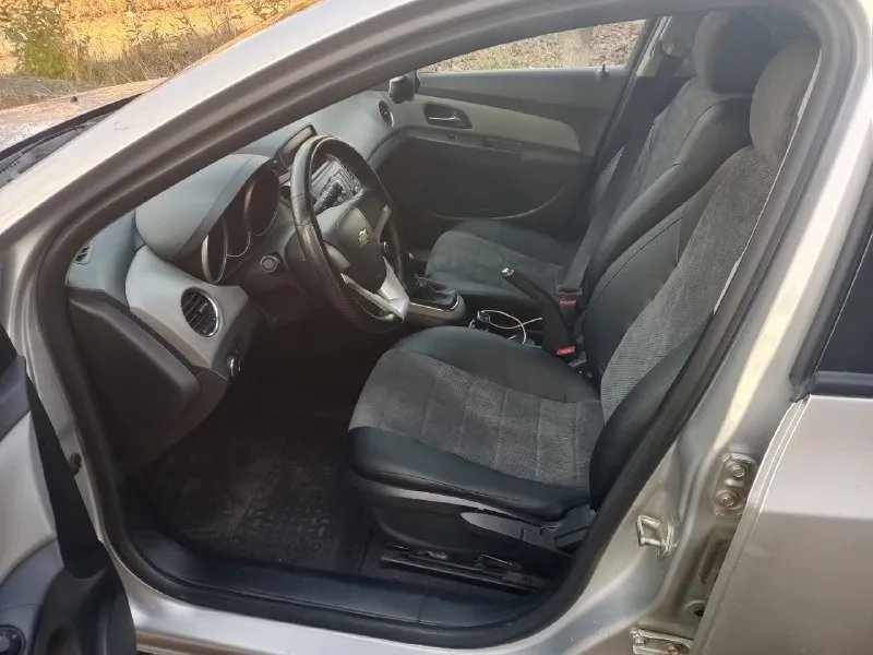 Продам шевроле круз 2012 года выпуска мотор 1.6, кпп механика (самая надёжная связка) пробег 202 тыс. км кузов в отличном состоянии (гнили, рыжья нет) салон ухоженный, работает каждая кнопочка авто в состоянии сел и поехал цена: 730 тыс. торг строго у капота машина находится в харцызске тел: +79496008781 - фотография - 6