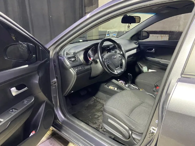 💥продам kia rio iii рестайлинг, 2016 (собственник)💥 1.4 at, 107 л. с., пробег - 141.741 км. 🛠 по кузову имеются два недостатка: 1. левое заднее крыло (на фото указал) – 09.05.2025 припарковался во дворе, на след утро увидел что притерли, времени исправить не нашел. 2. правый порог – замят от предыдущей хозяйки авто, времени исправить также не нашел; 🛠 без дтп. осмотр авто в любое время в днр, г. донецк 🎁 900.000 ₽ 📞 +79497308268 - фотография - 10