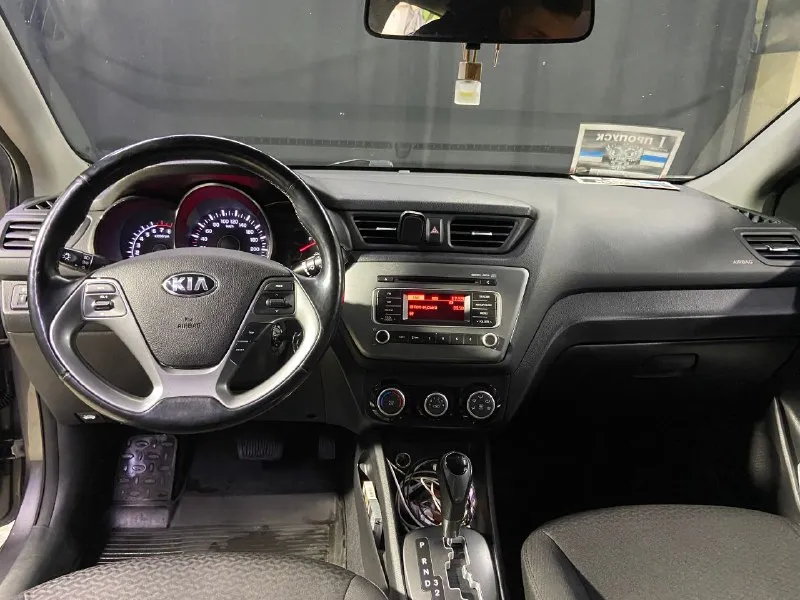 💥продам kia rio iii рестайлинг, 2016 (собственник)💥 1.4 at, 107 л. с., пробег - 141.741 км. 🛠 по кузову имеются два недостатка: 1. левое заднее крыло (на фото указал) – 09.05.2025 припарковался во дворе, на след утро увидел что притерли, времени исправить не нашел. 2. правый порог – замят от предыдущей хозяйки авто, времени исправить также не нашел; 🛠 без дтп. осмотр авто в любое время в днр, г. донецк 🎁 900.000 ₽ 📞 +79497308268 - фотография - 9