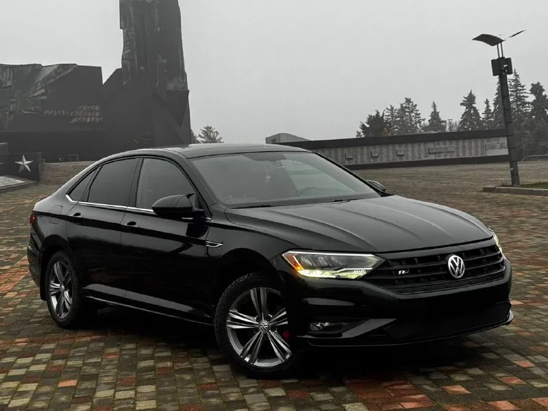 В продаже volkswagen jetta r-line 2020 года выпуска автомобиль в оригинальном r-line обвесе в очень достойной комплектации с родным пробегом 50.000км! двигатель бензиновый 1.4 турбо, работает идеально без шумов, масло не берет, расходники были заменены, коробка с ходовой отрабатывают отлично без затупов и пинков! комплектация: панорама, двух цветный кожаный салон, дорогая музыка, датчики слепых зон, режимы езды, помощь при парковке и тд! автомобиль имеет очень красивый внешний вид без внимания не остаётся, юридически абсолютно чистый, возможна продажа в кредит также рассмотрю ваши предложения на обмен! осмотр донецк цена: 1.980.000₽, торг быстрому покупателю ☎️ +7 (949) 628-72-17 📞 звоните: +7(949)6287217 - фотография - 3