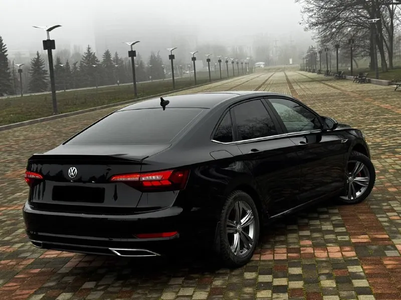 В продаже volkswagen jetta r-line 2020 года выпуска автомобиль в оригинальном r-line обвесе в очень достойной комплектации с родным пробегом 50.000км! двигатель бензиновый 1.4 турбо, работает идеально без шумов, масло не берет, расходники были заменены, коробка с ходовой отрабатывают отлично без затупов и пинков! комплектация: панорама, двух цветный кожаный салон, дорогая музыка, датчики слепых зон, режимы езды, помощь при парковке и тд! автомобиль имеет очень красивый внешний вид без внимания не остаётся, юридически абсолютно чистый, возможна продажа в кредит также рассмотрю ваши предложения на обмен! осмотр донецк цена: 1.980.000₽, торг быстрому покупателю ☎️ +7 (949) 628-72-17 📞 звоните: +7(949)6287217 - фотография - 5