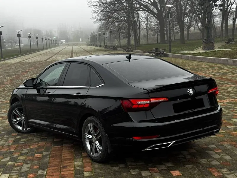 В продаже volkswagen jetta r-line 2020 года выпуска автомобиль в оригинальном r-line обвесе в очень достойной комплектации с родным пробегом 50.000км! двигатель бензиновый 1.4 турбо, работает идеально без шумов, масло не берет, расходники были заменены, коробка с ходовой отрабатывают отлично без затупов и пинков! комплектация: панорама, двух цветный кожаный салон, дорогая музыка, датчики слепых зон, режимы езды, помощь при парковке и тд! автомобиль имеет очень красивый внешний вид без внимания не остаётся, юридически абсолютно чистый, возможна продажа в кредит также рассмотрю ваши предложения на обмен! осмотр донецк цена: 1.980.000₽, торг быстрому покупателю ☎️ +7 (949) 628-72-17 📞 звоните: +7(949)6287217 - фотография - 6