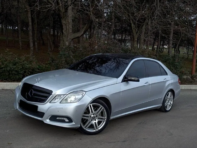 В продаже mercedes benz e-class w212 двигатель 3.5 работает идеально, все расходники заменены ничего делать не нужно! коробка автомат работает идеально без пинков и рывков, ходовая отрабатывает так как и должна! автомобиль имеет красивый внешний вид, без внимания не остаётся, достойная комплектация: датчики света и дождя, электро регулировки всех сидений, панорама, качественная музыка и тд. юридически абсолютно чистый автомобиль, рассмотрю ваши предложения на обмен также возможна продажа в кредит осмотр донецк цена: 1.380.000₽, торг быстрому покупателю! ☎️ +7 (949) 453-80-40 📞 звоните: +7(949)4538040 - фотография - 4