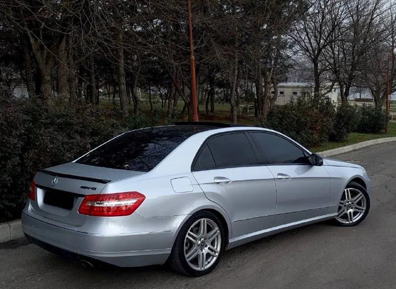 В продаже mercedes benz e-class w212 двигатель 3.5 работает идеально, все расходники заменены ничего делать не нужно! коробка автомат работает идеально без пинков и рывков, ходовая отрабатывает так как и должна! автомобиль имеет красивый внешний вид, без внимания не остаётся, достойная комплектация: датчики света и дождя, электро регулировки всех сидений, панорама, качественная музыка и тд. юридически абсолютно чистый автомобиль, рассмотрю ваши предложения на обмен также возможна продажа в кредит осмотр донецк цена: 1.380.000₽, торг быстрому покупателю! ☎️ +7 (949) 453-80-40 📞 звоните: +7(949)4538040 - фотография - 5
