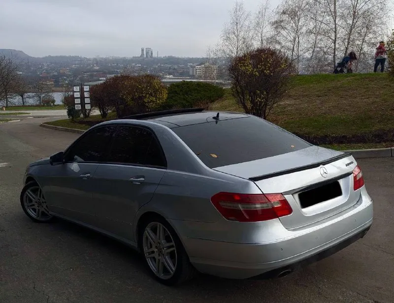 В продаже mercedes benz e-class w212 двигатель 3.5 работает идеально, все расходники заменены ничего делать не нужно! коробка автомат работает идеально без пинков и рывков, ходовая отрабатывает так как и должна! автомобиль имеет красивый внешний вид, без внимания не остаётся, достойная комплектация: датчики света и дождя, электро регулировки всех сидений, панорама, качественная музыка и тд. юридически абсолютно чистый автомобиль, рассмотрю ваши предложения на обмен также возможна продажа в кредит осмотр донецк цена: 1.380.000₽, торг быстрому покупателю! ☎️ +7 (949) 453-80-40 📞 звоните: +7(949)4538040 - фотография - 6