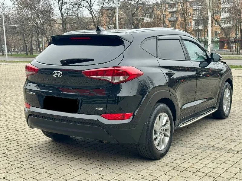 Hyundai tucson официал эксплуатация 2017 года двигатель 2.0 бензин коробка автомат 4wd ( полный привод) пробег родной 148 тыс. км автомобиль в хорошем состоянии, без дтп ! весь в заводском окрасе !!! машина вся обслужена от а до я не какого вложения не требует ! максимальная комплектация, бесключевой доступ (start-stop) кожаный салон, роздельный климат-контроль, круиз-контроль, датчики света, и дождя, подогрев зеркал, стекл, подогревы всех сидений, полный электропакет, многофункциональная магнитола, громкая связь, управление на руле, парктроники, камера заднего вида, и многое другое. с документами полный порядок, могу присутствовать в мрэо для полного переоформления на вас ! г. донецк цена 1.865 тыс. ₽ звоните остальное по +79494006792 📲 tg: r. b 📞 звоните: +7(949)4006792 - фотография - 4