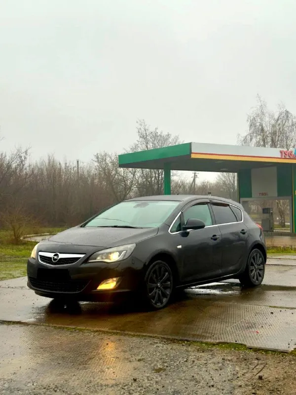 Продам opel астра j 2011 год 1.6 турбо (180) сил в хорошем состоянии! масло не ест. коробка автомат... - фотография