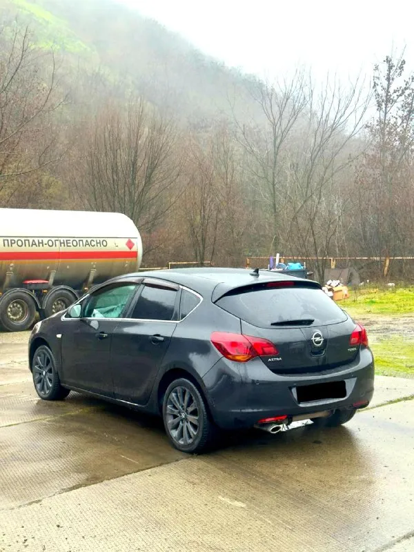 Продам opel астра j 2011 год 1.6 турбо (180) сил в хорошем состоянии! масло не ест. коробка автомат 6ст. максимальная комплектация автозапуск. датчик дождя датчик света. .. подогревы руля сидений зеркал климат круиз. цена 710 000 торг, обмен, машина без гнили и рыжиков вообще. г. донецк, киевский район, тел+79493152333 📞 звоните: +7(949)3152333 - фотография - 4