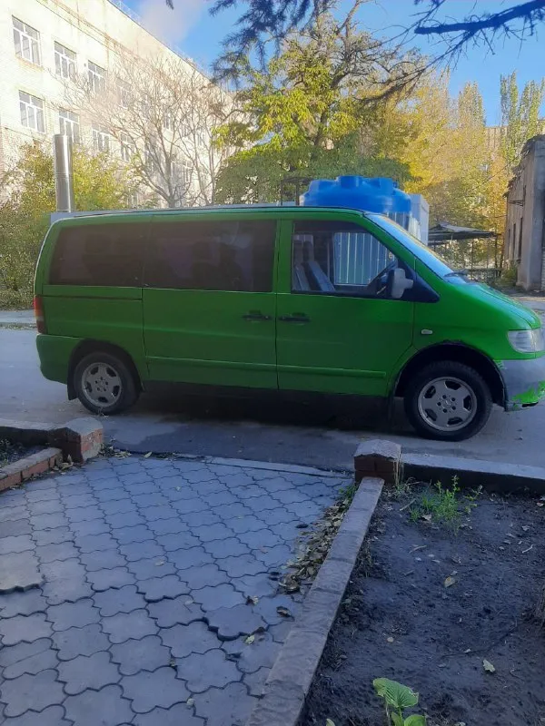 Продам mercedes vito 1998г 2,3д без турбины на полном ходу, по документам 7+1 пасажир с переоформление двигатель после ремонта, по кузову есть коррозия 520тыс. р т +79495226280 📲 tg: александр 📞 звоните: +7(949)5226280 - фотография - 3